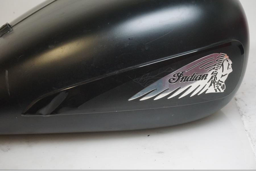 Extrabild3 på Bensintank från en Indian Chieftain Dark Horse -2019 motorcykel.