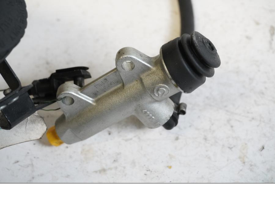 Vänster sida på Bromshuvudcylinder från en BMW K 1300 GT -2009 motorcykel.