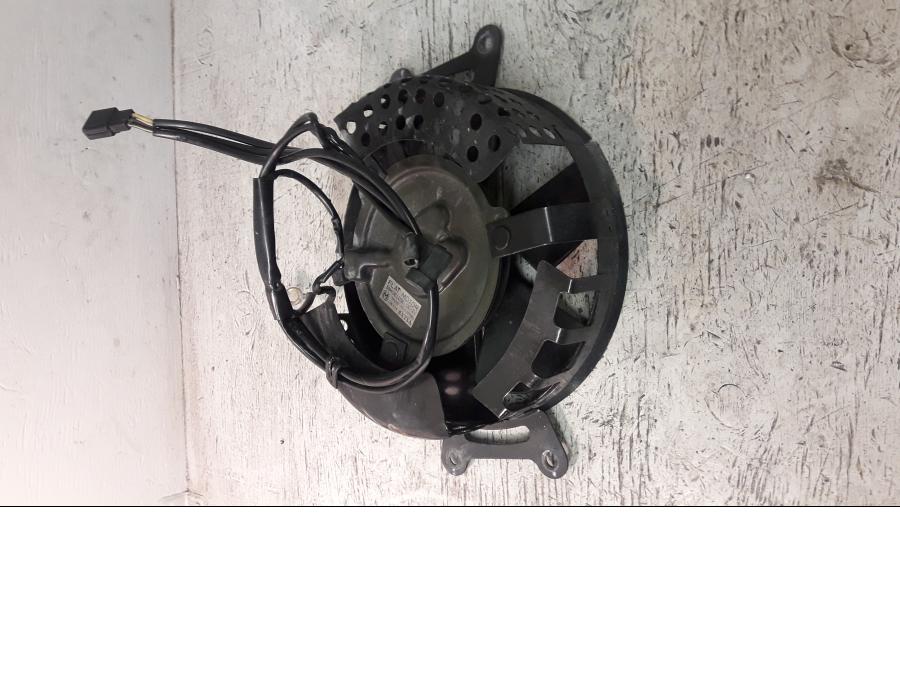 Höger sida på Vattenkylfläkt från en Kawasaki VN 1500 -1997 motorcykel.