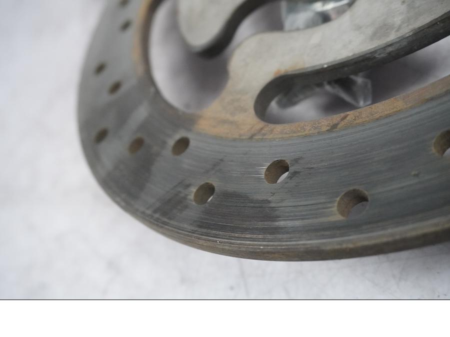 Snett nerifrÄn pÄ Bromsskiva frÄn en H-D Touring Street Glide FLHX -2009 motorcykel.