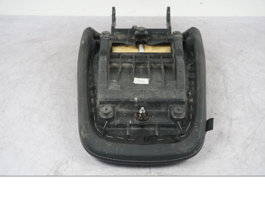 Vänster sida på Sadel från en Triumph Tiger Explorer -2016 motorcykel.