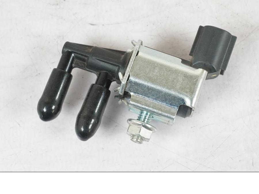 VÀnster sida pÄ Fuel Evap System frÄn en Kawasaki Z 900 -2019 motorcykel.