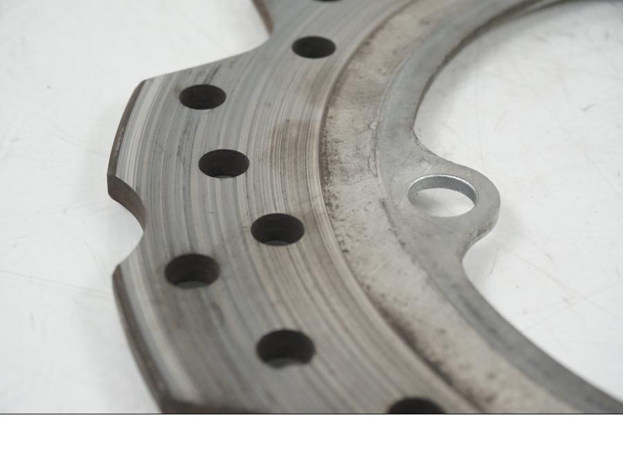 Snett uppifrån på Bromsskiva från en Honda CB 650 F Hornet -2017 motorcykel.