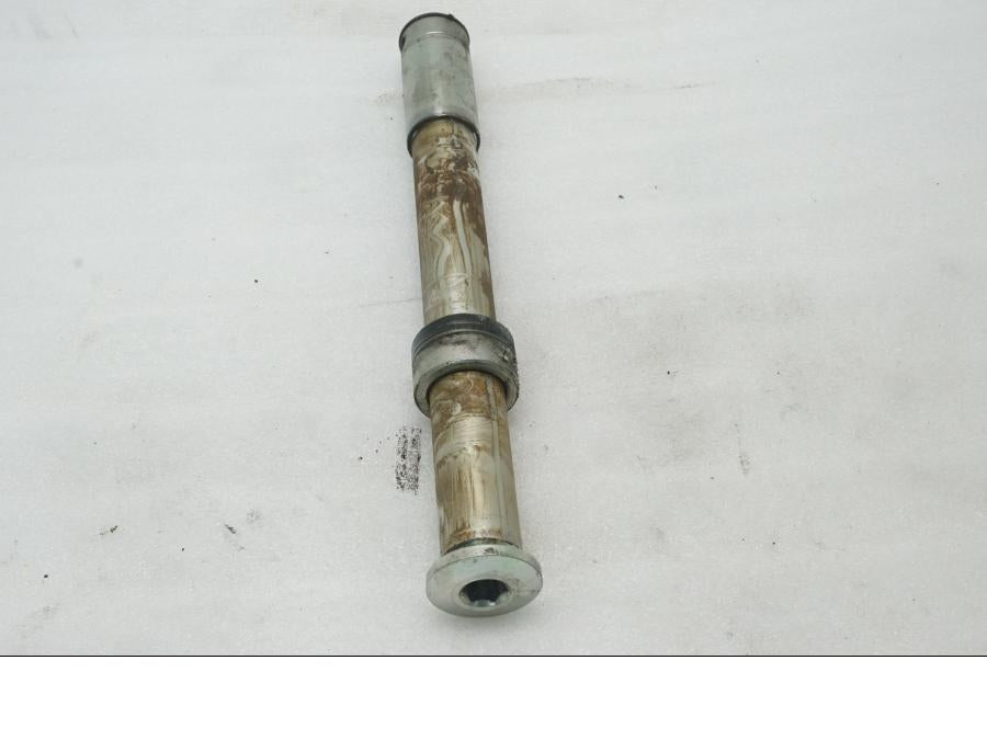 Baksidan pÄ Axel frÄn en Triumph Legend TT -2000 motorcykel.