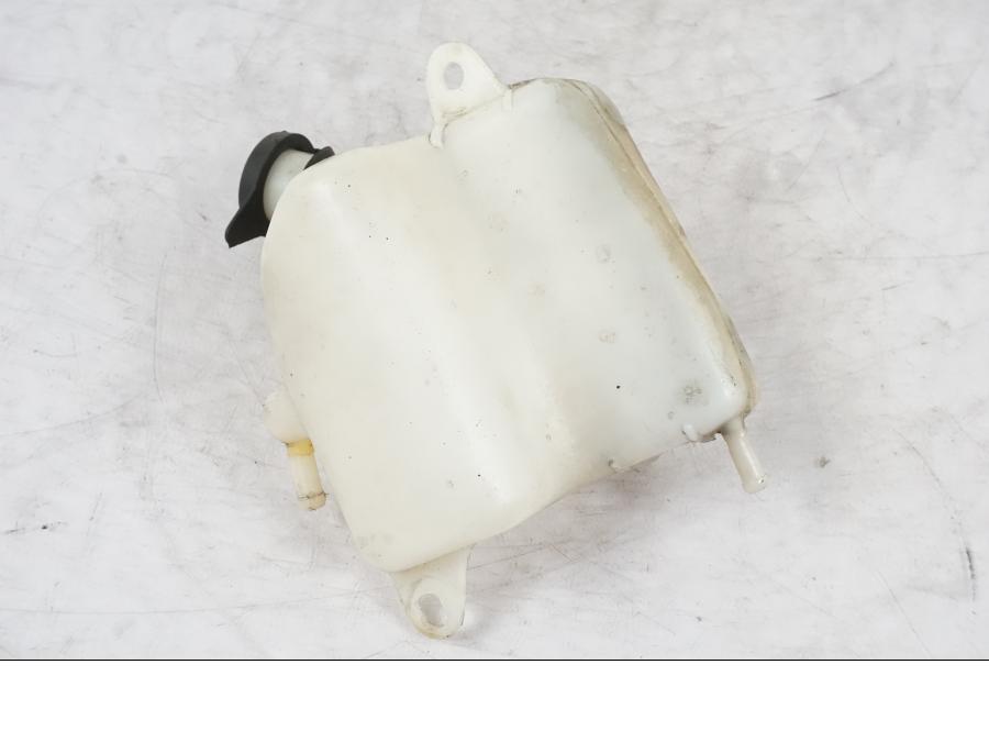 Snett uppifrån på Vattenexpansionskärl från en Honda NT 650 V -2002 motorcykel.