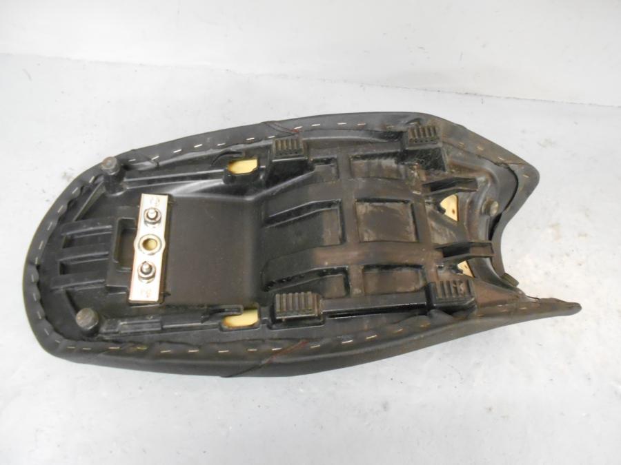 Snett uppifrån på Sadel från en Suzuki DL 650 -2013 motorcykel.