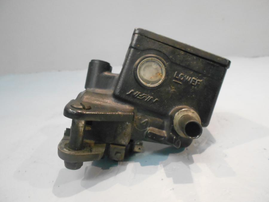 Höger sida på Bromshuvudcylinder från en Yamaha FZS 1000 -2002 motorcykel.