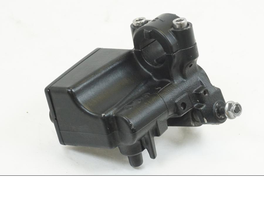 Höger sida på Bromshuvudcylinder från en Triumph Tiger 1200 -2018 motorcykel.