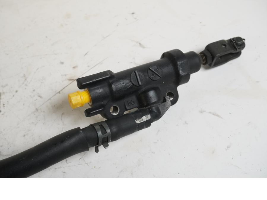 Vänster sida på Bromshuvudcylinder från en Yamaha XJR 1300 -1999 motorcykel.
