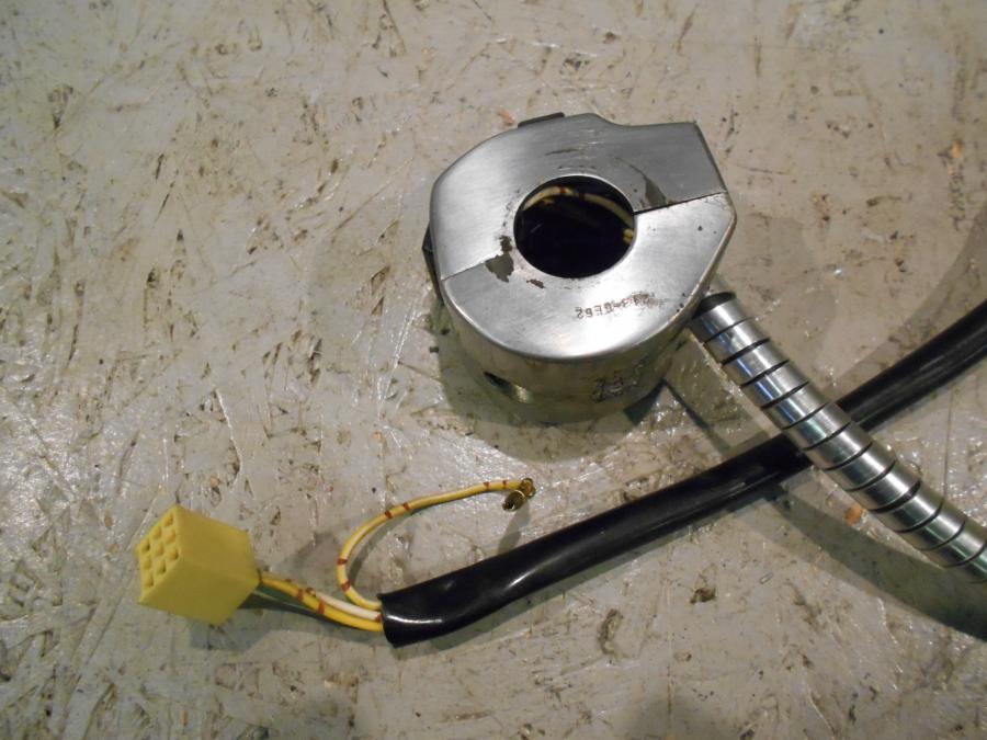 Höger sida på Styrelreglage från en Suzuki VS 750 Intruder -1986 motorcykel.