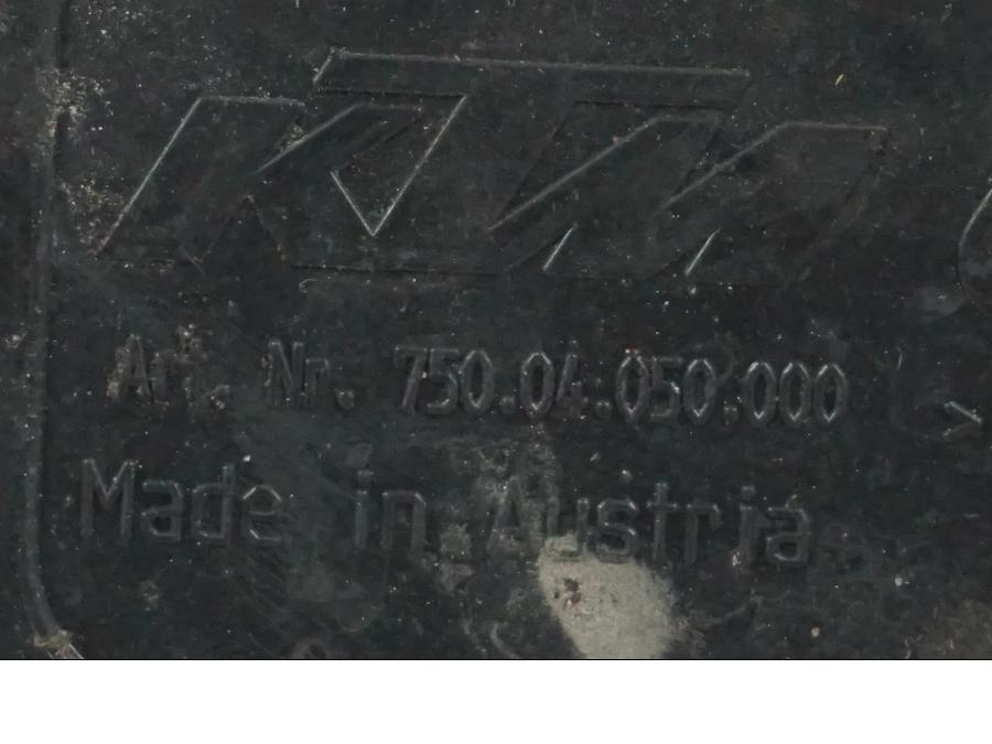 Vänster sida på Svingskärm från en KTM 690 SM R -2009 motorcykel.