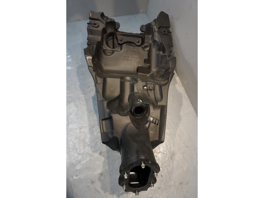 VÀnster sida pÄ Bensintank frÄn en Ducati Diavel -2015 motorcykel.