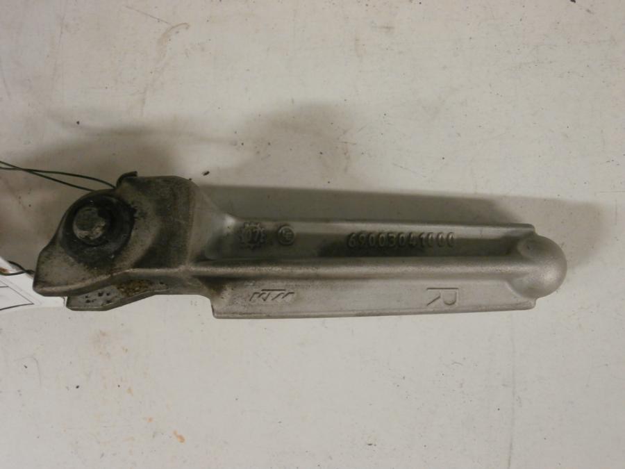 Baksidan på Fotpinne från en KTM RC8 -2008 motorcykel.