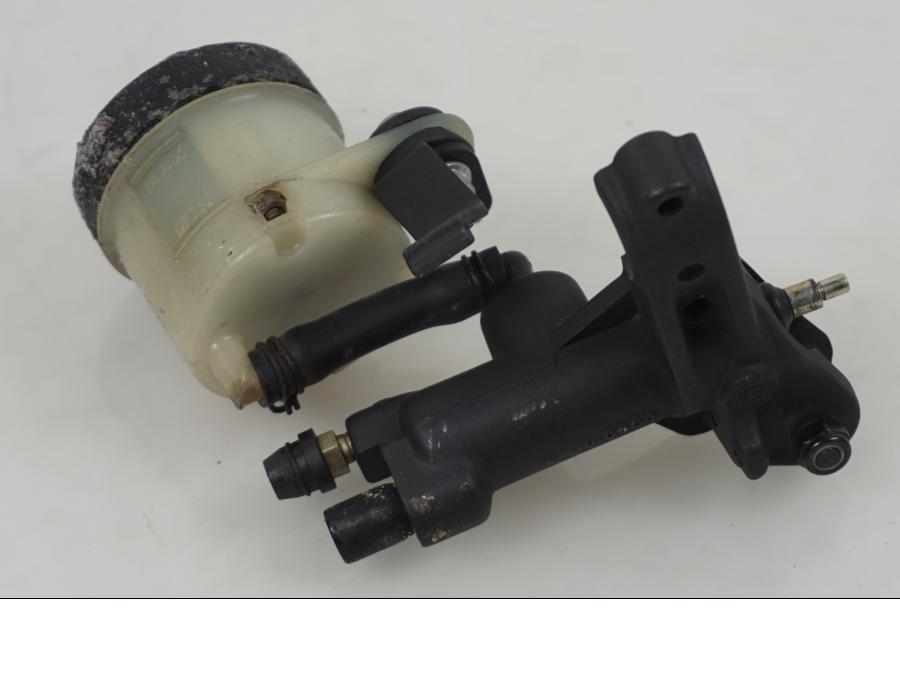 Höger sida på Bromshuvudcylinder från en Aprilia RSV 1000 -2003 motorcykel.