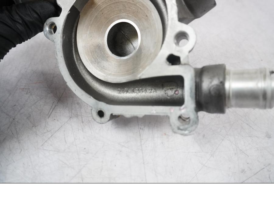 Vänster sida på Vattenpump från en Ducati Multistrada 1260 -2020 motorcykel.