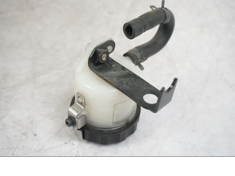 Snett nerifrån på Bromsvätskebehållare från en Triumph Tiger -2009 motorcykel.