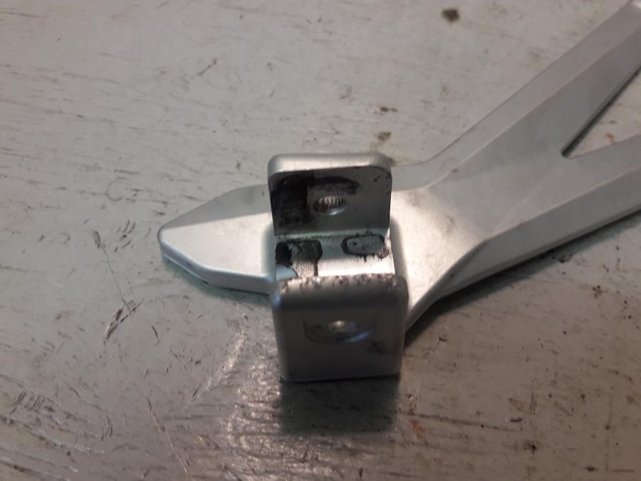 Höger sida på Fotpinnefäste från en KTM 690 SMC -2016 motorcykel.