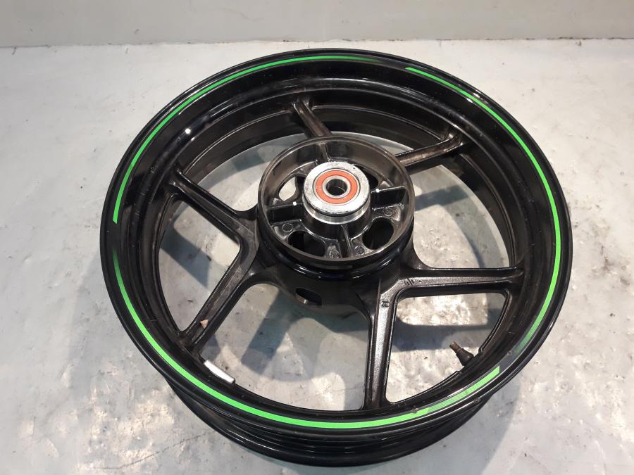 Baksidan på Fälg från en Kawasaki ER-6N -2015 motorcykel.