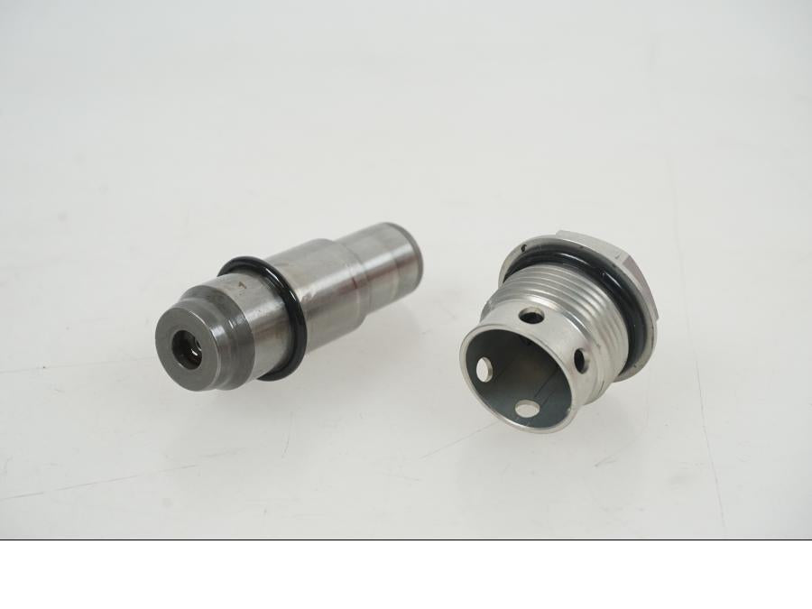 Baksidan på Kamkedjesträckare från en KTM 1290 Super Duke R -2021 motorcykel.