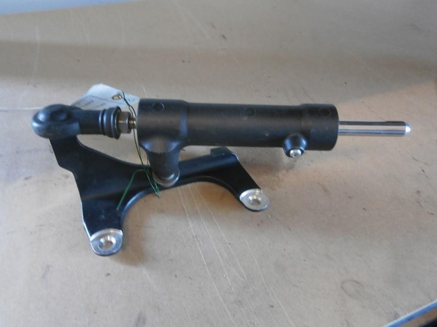 Framsidan pÄ StyrdÀmpare frÄn en Triumph Daytona 675 -2010 motorcykel.