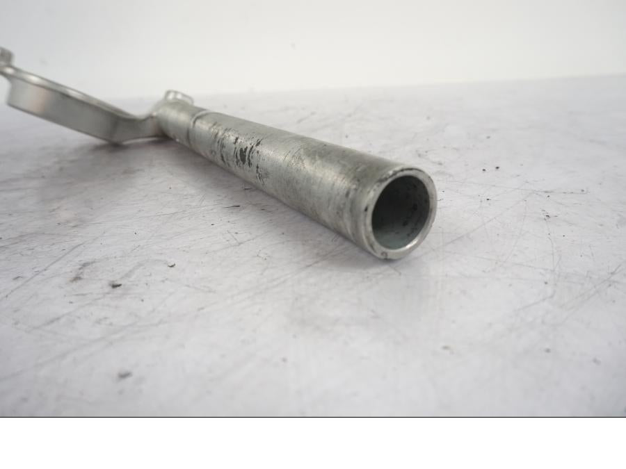 Snett nerifrån på Styre från en Suzuki GSX-R 1000 -2005 motorcykel.