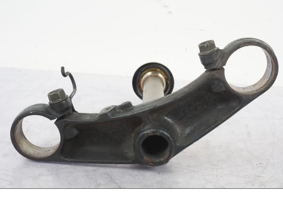 Snett nerifrån på Gaffelkrona från en Honda NT 650 V -2002 motorcykel.