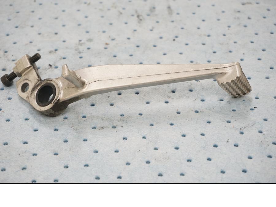 Höger sida på Bromspedal från en Kawasaki Ninja H2 -2019 motorcykel.