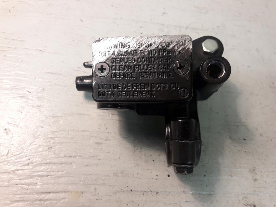 Baksidan på Bromshuvudcylinder från en Honda CBR 125 R -2008 motorcykel.