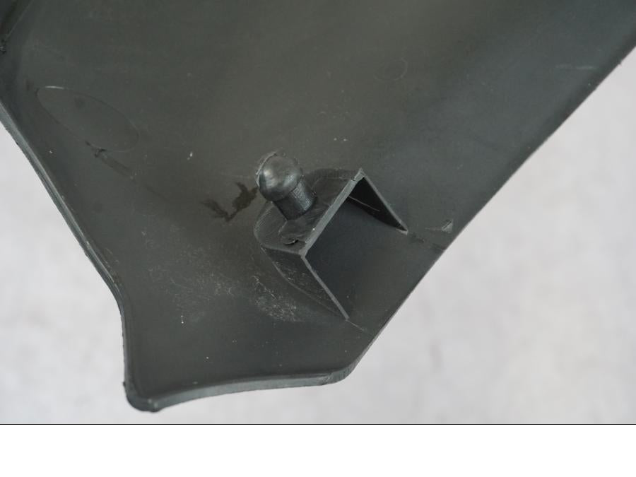 Snett nerifrån på Sidkåpa från en Suzuki GSX 1300 RX -1999 motorcykel.