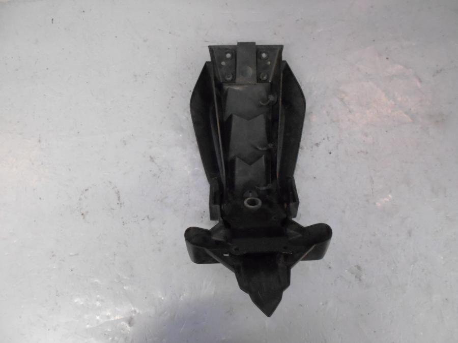 Baksidan på Skylthållare från en Yamaha XJ 6 -2010 motorcykel.