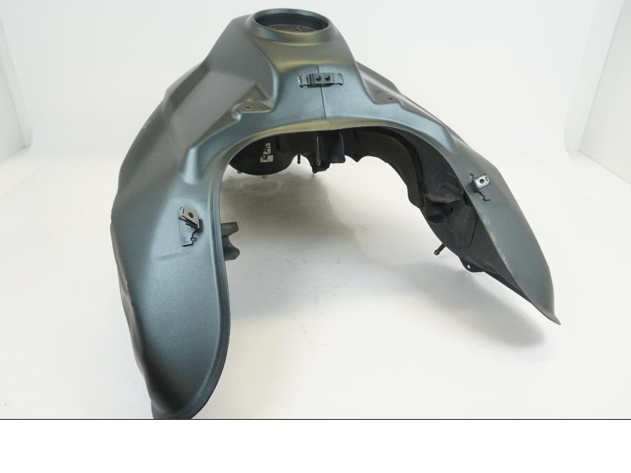 Vänster sida på Bensintank från en Triumph Tiger 1200 -2018 motorcykel.