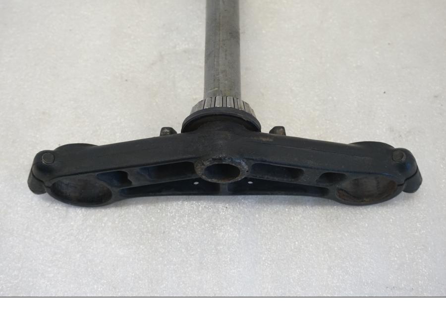 Snett nerifrån på Gaffelkrona från en Honda CBR 1100 XX -1998 motorcykel.