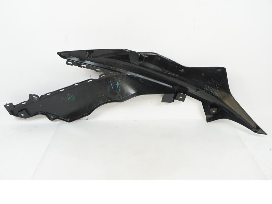 Vänster sida på Sidkåpa från en Yamaha YZF R3 -2022 motorcykel.