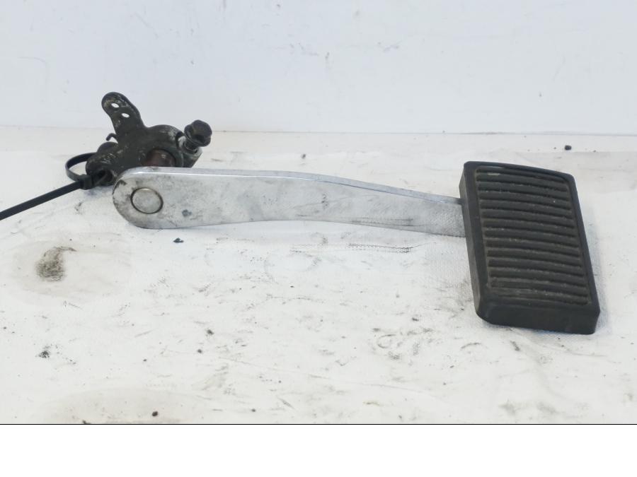 Snett nerifrån på Bromspedal från en Kawasaki VN 1500 -1996 motorcykel.