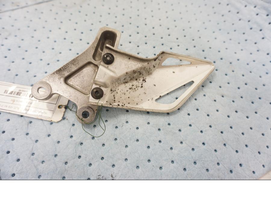 Höger sida på Fotpinnefäste från en Honda CBR 1000 RR -2009 motorcykel.