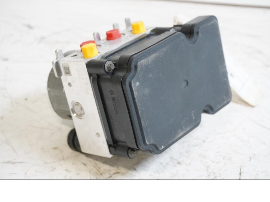 Baksidan på ABS Modulator från en BMW S 1000 RR -2013 motorcykel.