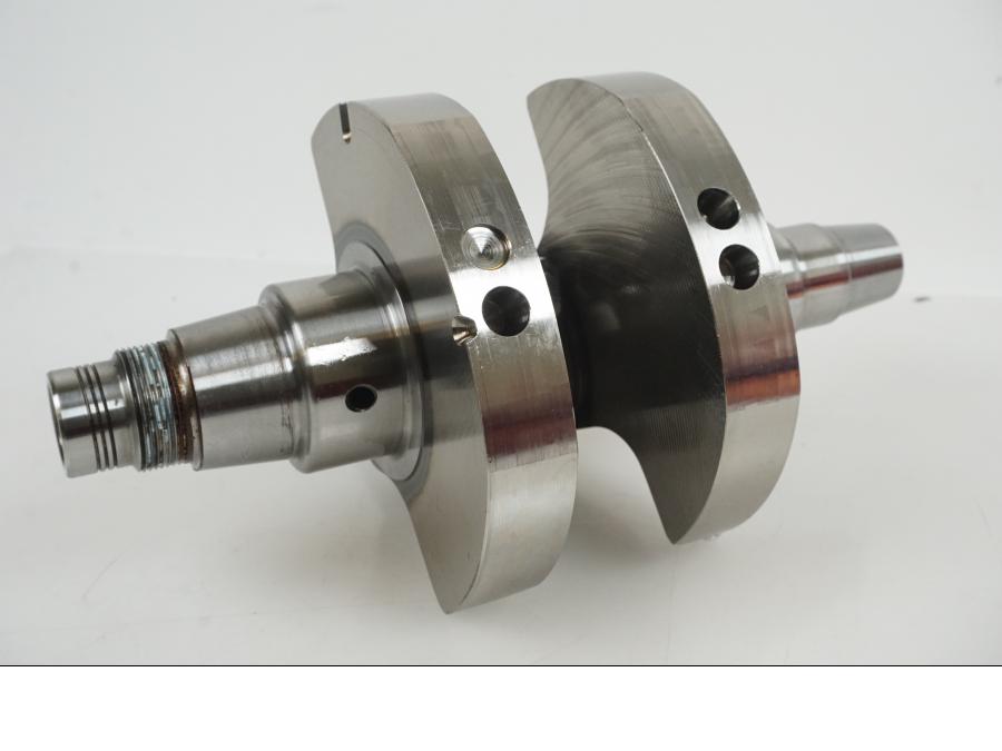 Snett nerifrån på Vevaxel från en KTM 1290 Super Duke R -2021 motorcykel.