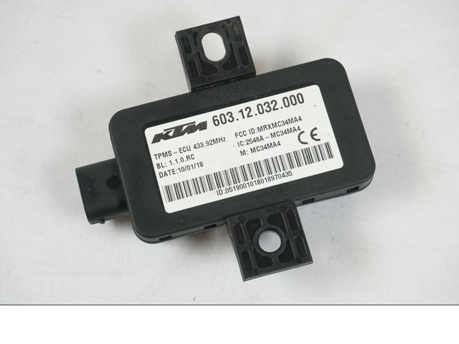 Snett uppifrån på Lufttryckssensor från en KTM 1290 Super Duke R -2018 motorcykel.