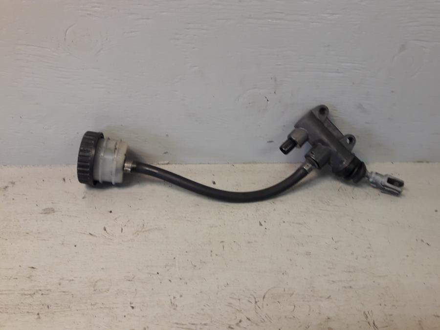 Framsidan på Bromshuvudcylinder från en BMW R 1150 R -2004 motorcykel.