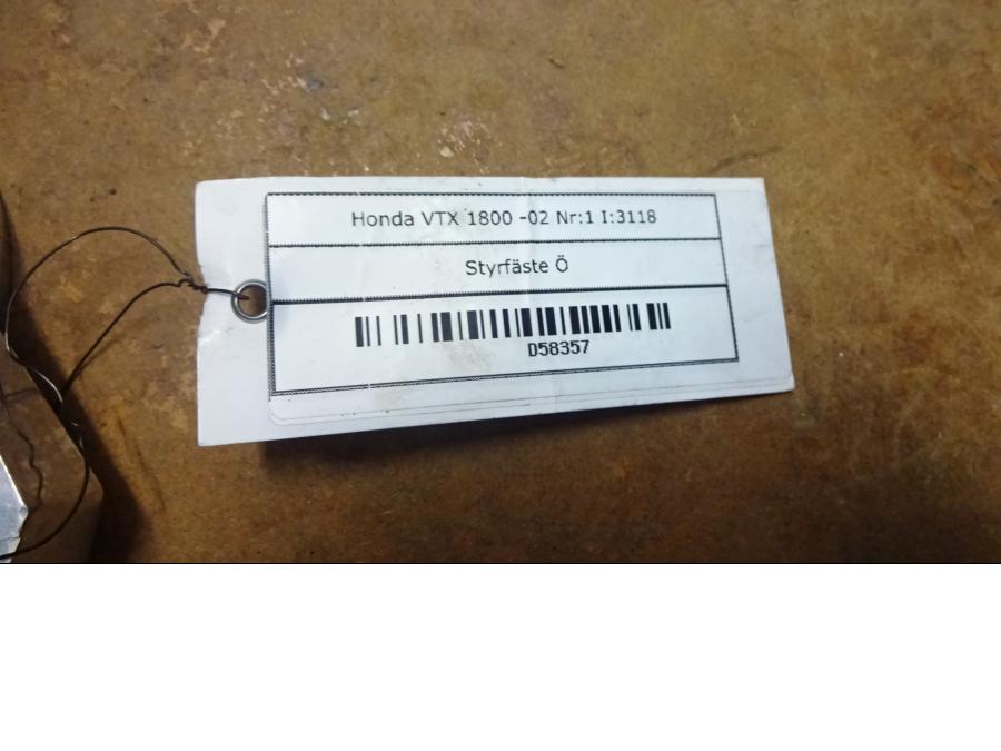 Höger sida på Styrfäste från en Honda VTX 1800 -2002 motorcykel.