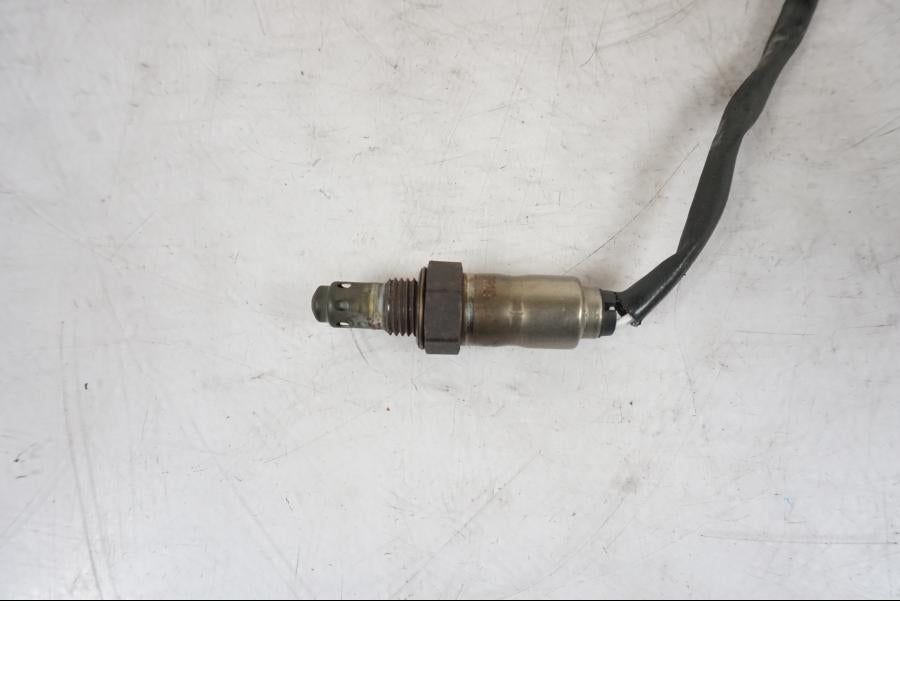 Vänster sida på Lambdasond från en KTM 1290 Super Duke R -2021 motorcykel.