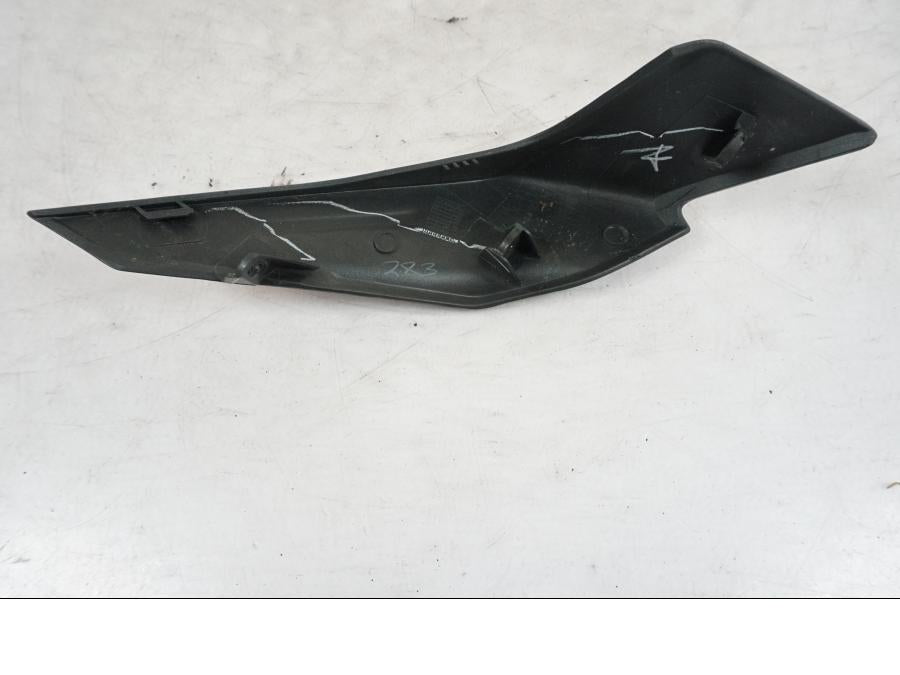 Höger sida på Strålkastarkåpa från en KTM 125 Duke -2022 motorcykel.