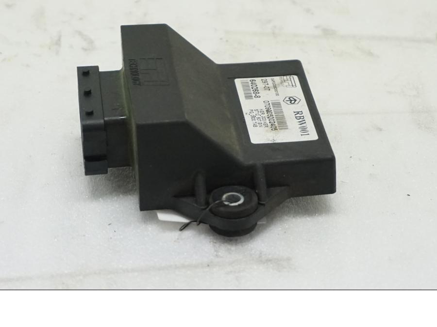 Framsidan på Styrbox från en Aprilia SL 750 Shiver -2008 motorcykel.