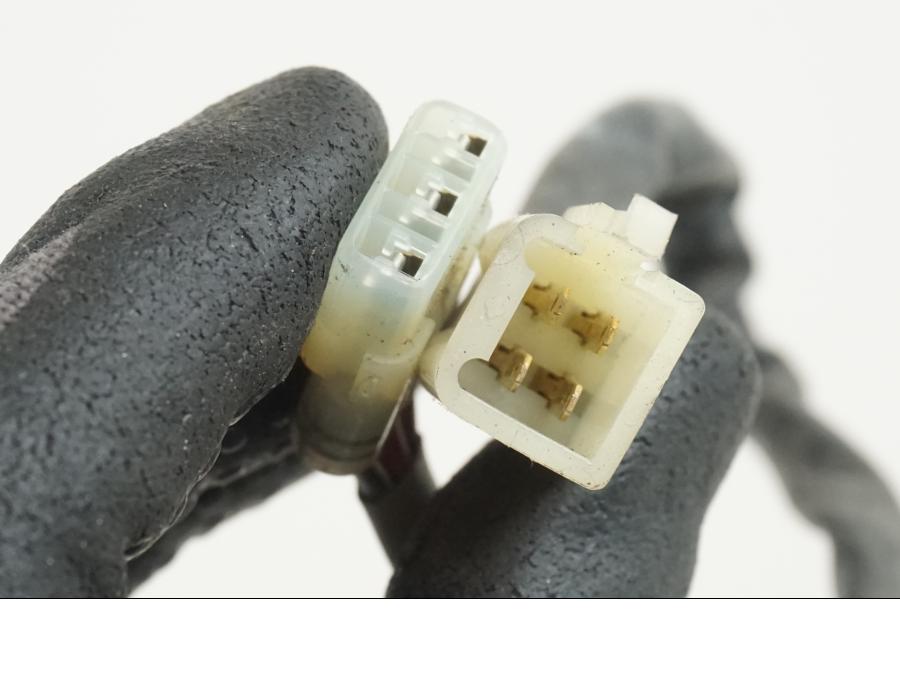 Snett nerifrån på Avgasstyrbox från en Aprilia RS 250 -1998 motorcykel.