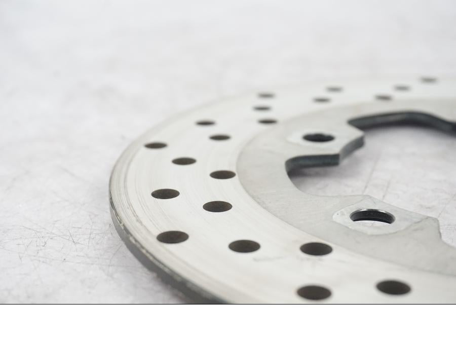 Snett uppifrån på Bromsskiva från en Suzuki GSX-R 750 -2002 motorcykel.