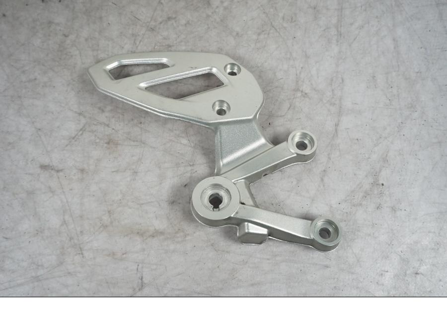 Baksidan på Fotpinnefäste inre från en BMW S 1000 XR -2019 motorcykel.