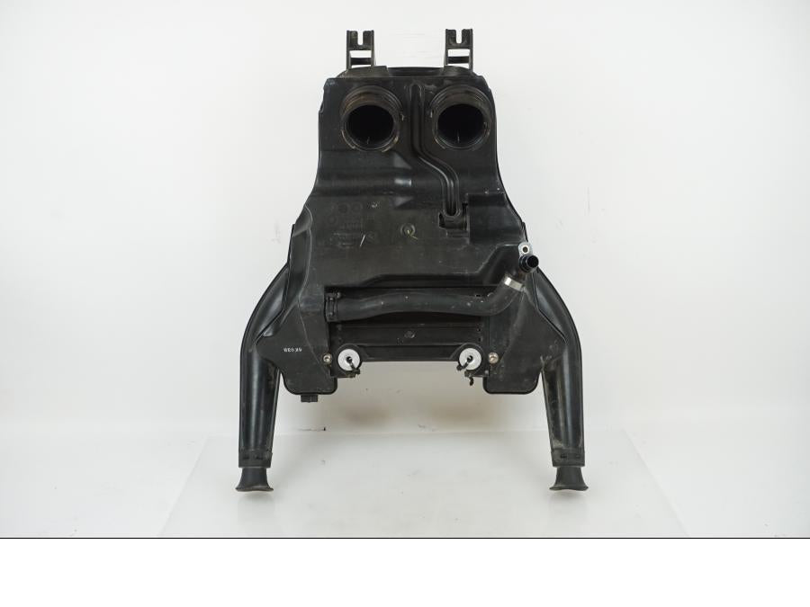 Snett nerifrån på Luftburk från en BMW F 800 GS -2017 motorcykel.