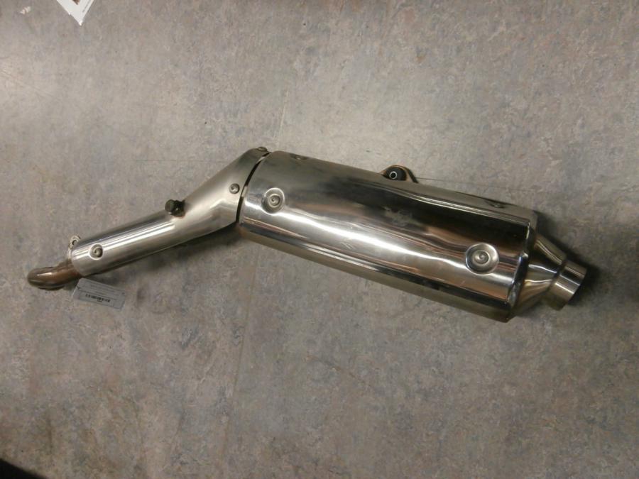 Framsidan på Ljuddämpare från en Honda XL 1000 V -1999 motorcykel.