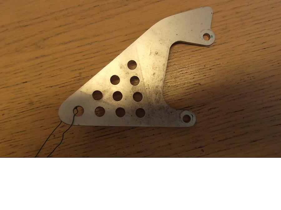 Baksidan på Fotpinnehälskydd från en Yamaha YZF R6 -2000 motorcykel.