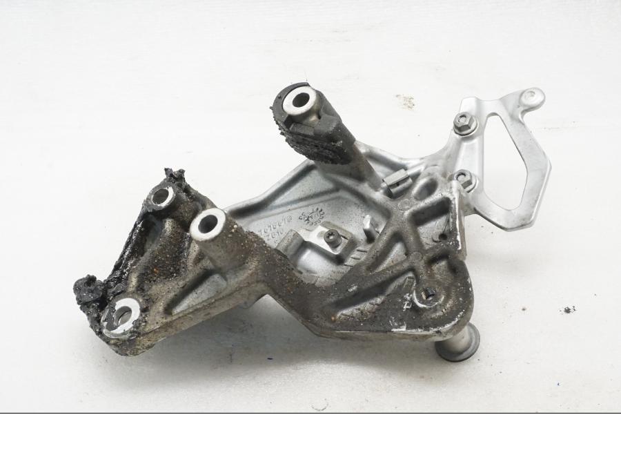 Baksidan på Fotpinnefäste från en BMW F 800 R -2011 motorcykel.